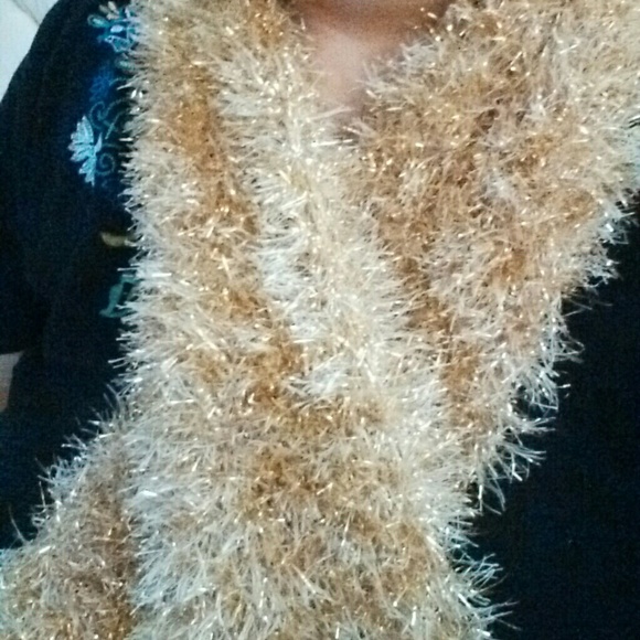 Golden handmade crochet scarf and hat - Picture 7 of 7